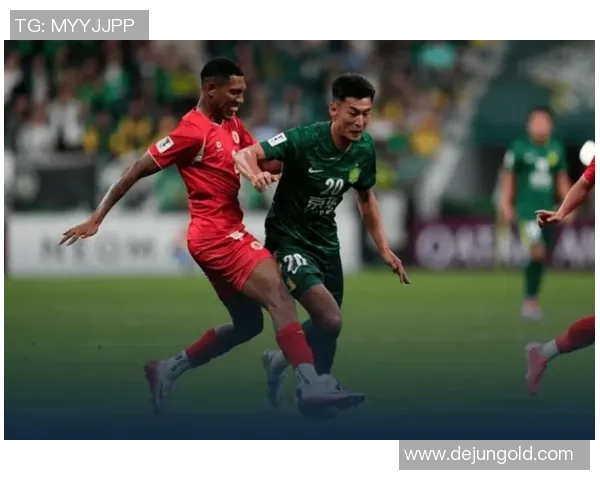 足球比赛中精彩瞬间踢中横梁引发全场欢呼的震撼时刻